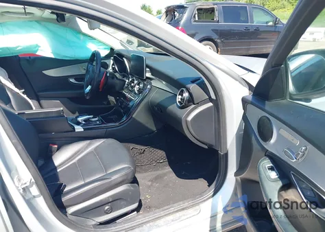 2016 Mercedes-Benz C 300 Luxury/Sport z USA, uszkodzony, nr VIN 55SWF4JB7GU098843